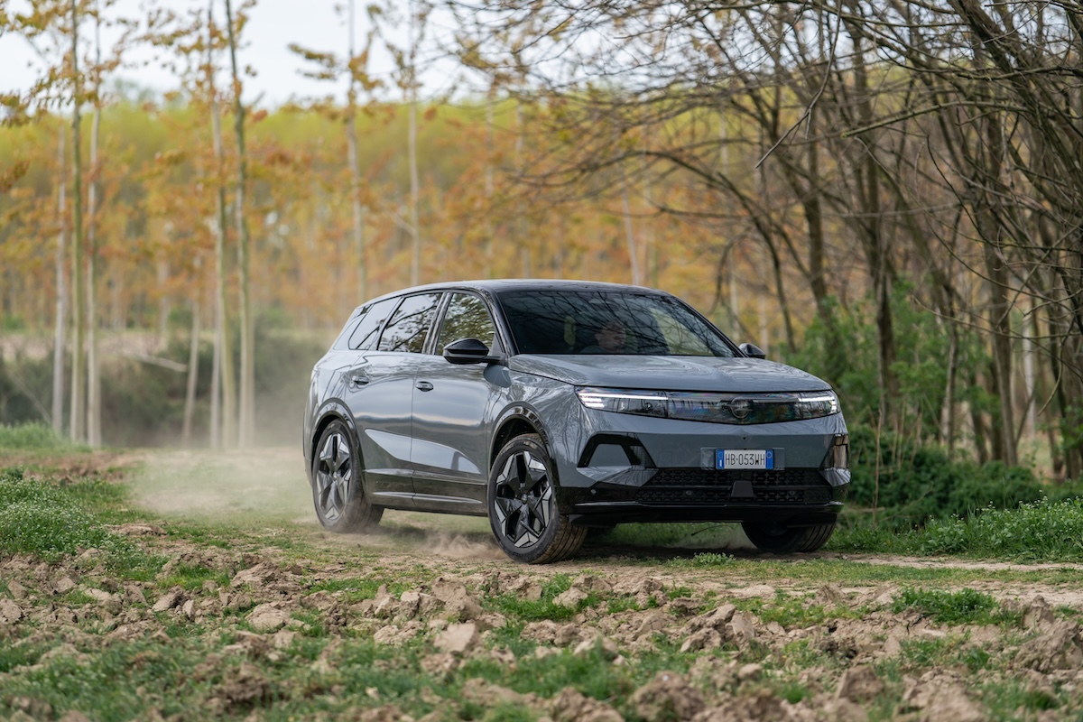 Opel Grandland Electric AWD, il SUV elettrico 4×4 da 325 CV