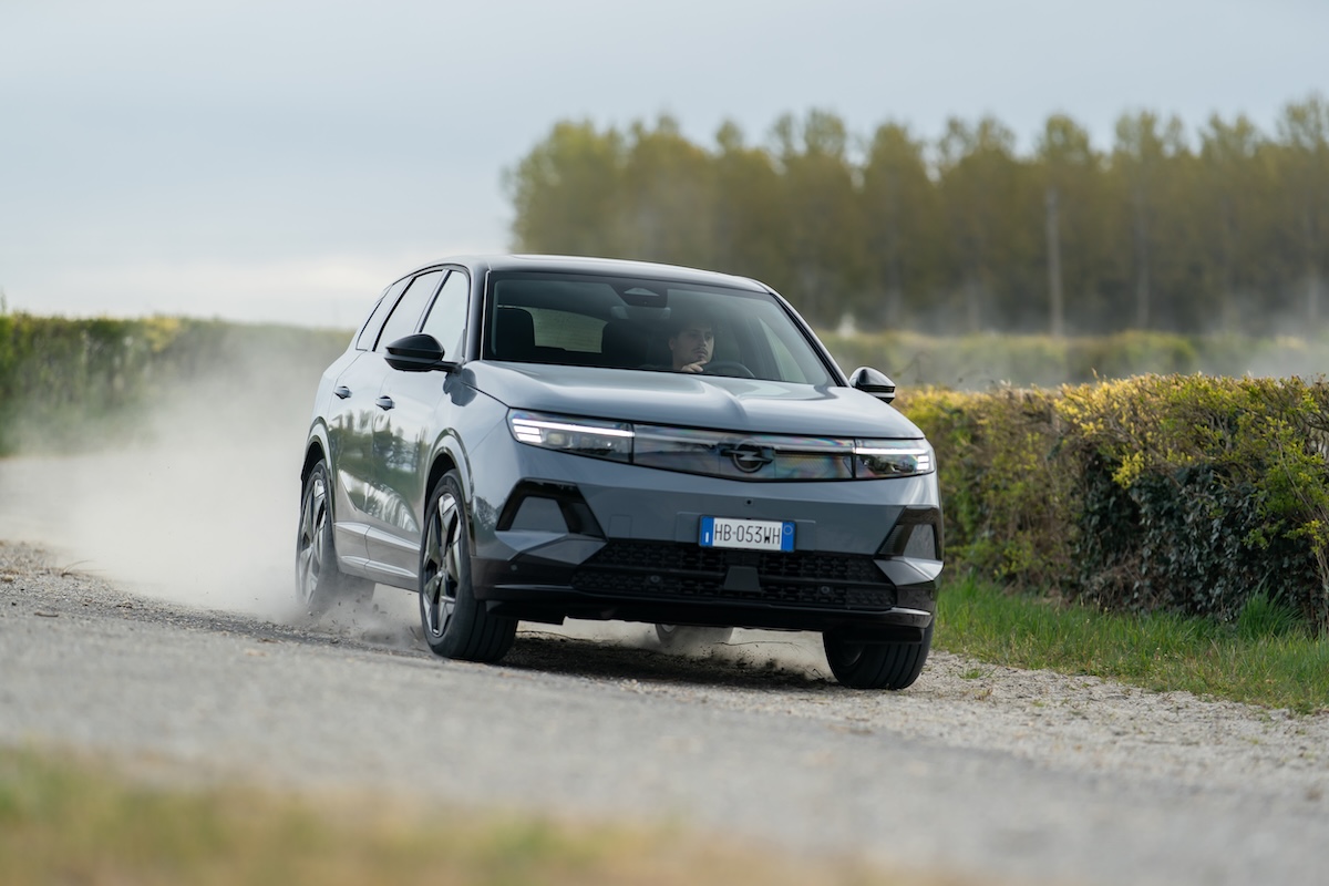Opel Grandland Electric AWD, il SUV elettrico 4×4 da 325 CV