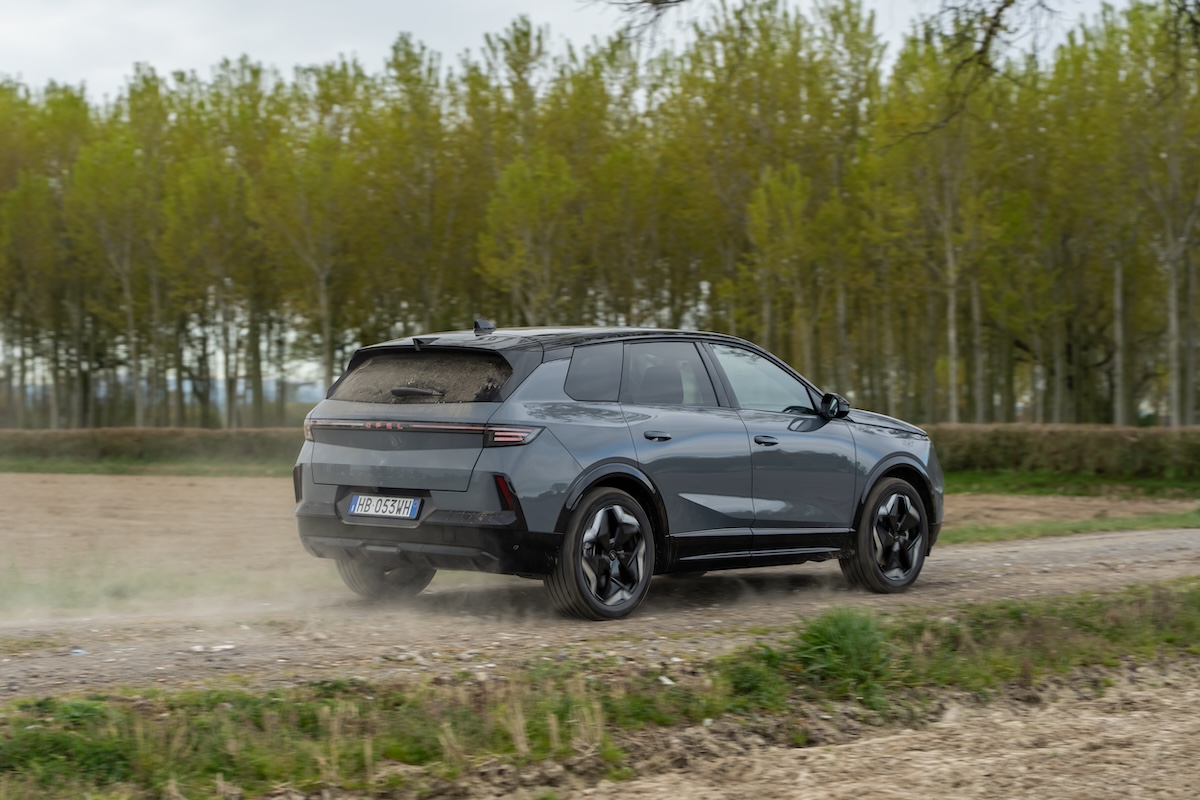 Opel Grandland Electric AWD, il SUV elettrico 4×4 da 325 CV