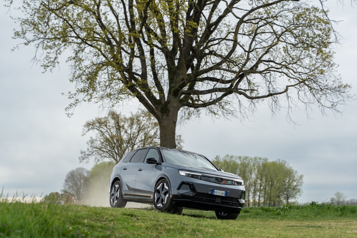 Opel Grandland Electric AWD, il SUV elettrico 4×4 da 325 CV