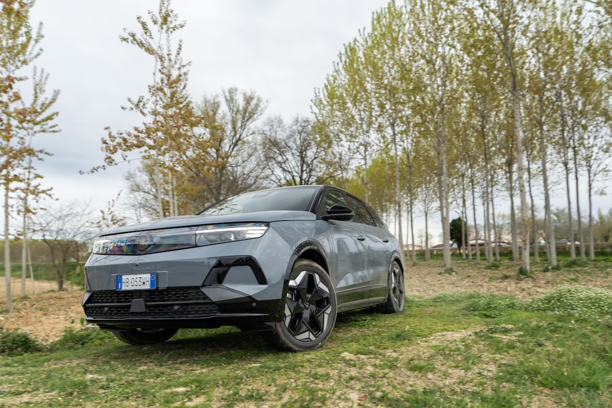 Opel Grandland Electric AWD, il SUV elettrico 4×4 da 325 CV