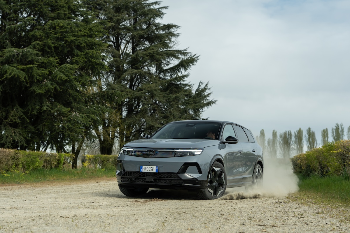 Opel Grandland Electric AWD, il SUV elettrico 4×4 da 325 CV