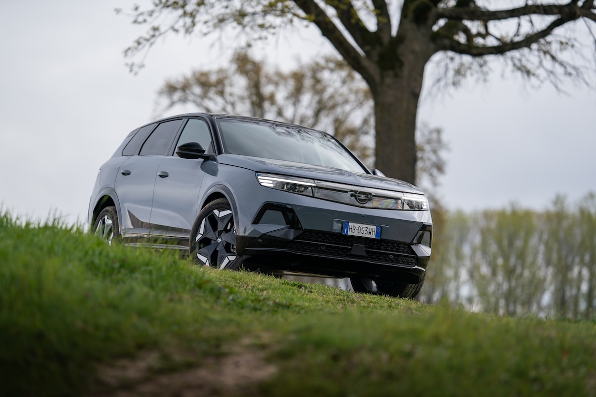 Opel Grandland Electric AWD, il SUV elettrico 4×4 da 325 CV