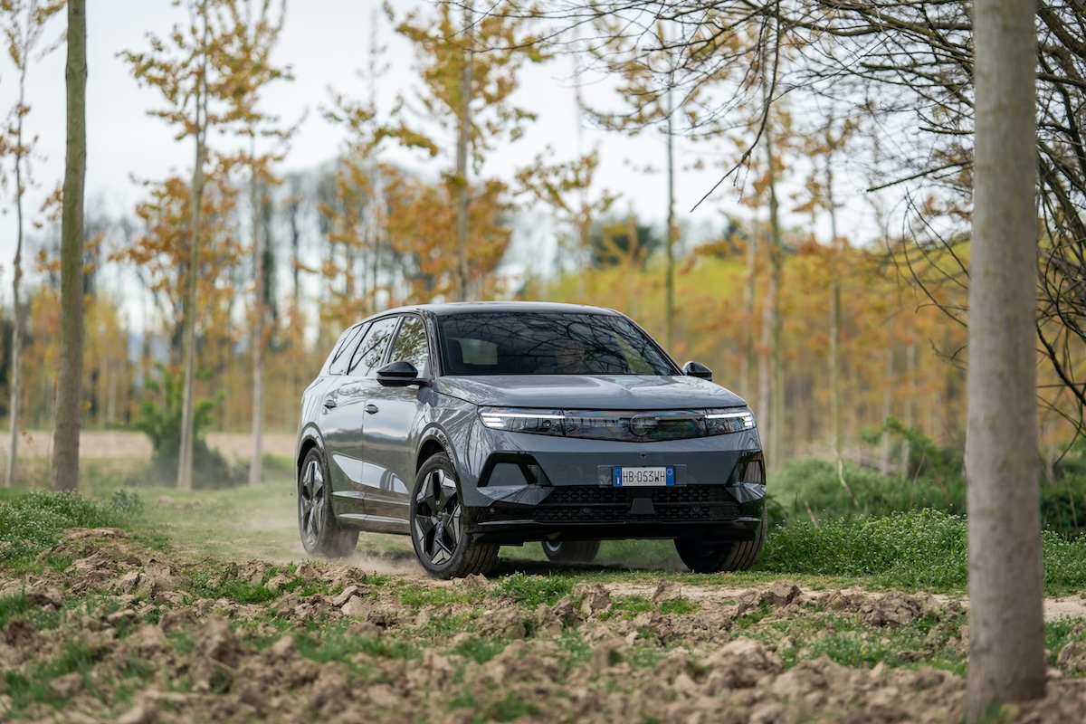 Opel Grandland Electric AWD, il SUV elettrico 4×4 da 325 CV