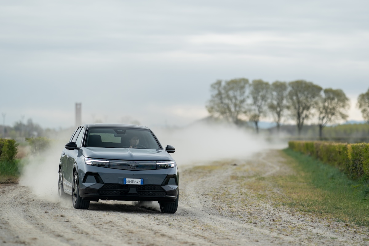 Opel Grandland Electric AWD, il SUV elettrico 4×4 da 325 CV