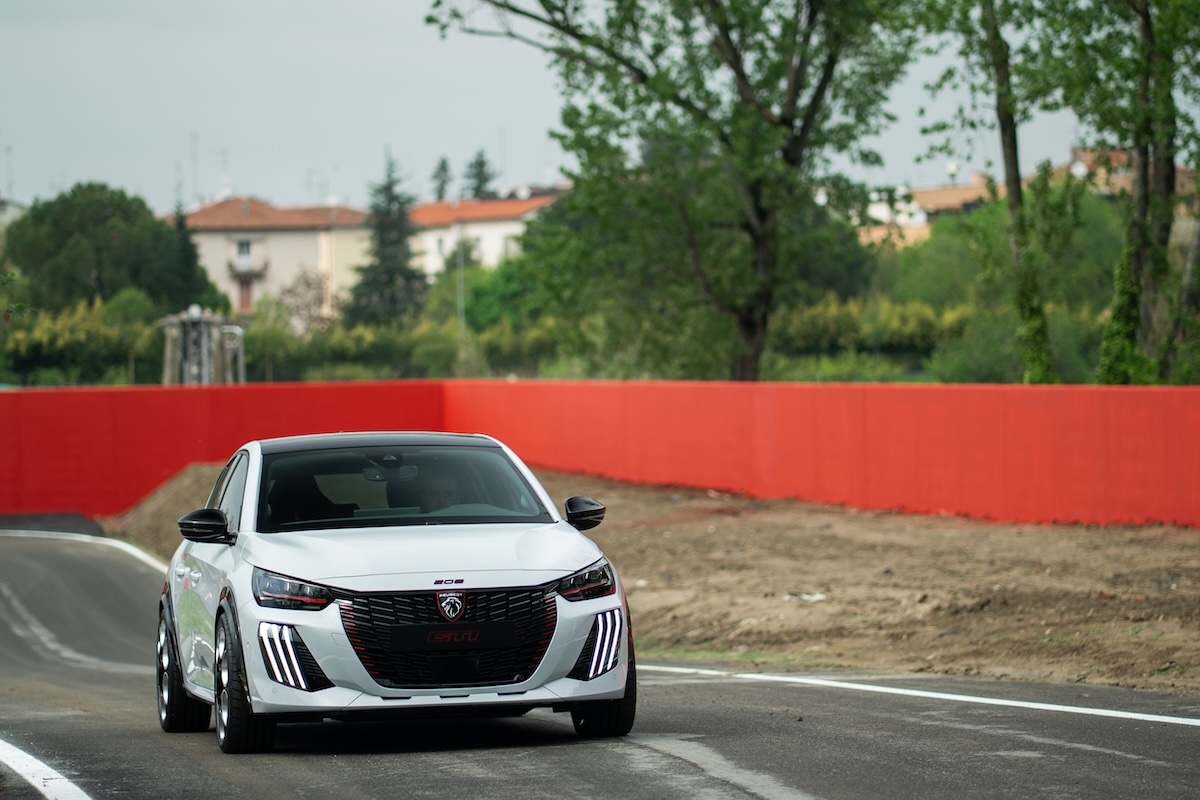 Peugeot 208 GTi torna e diventa elettrica: 280 CV e anima sportiva Peugeot 208 GTi torna e diventa elettrica: 280 CV e anima sportiva