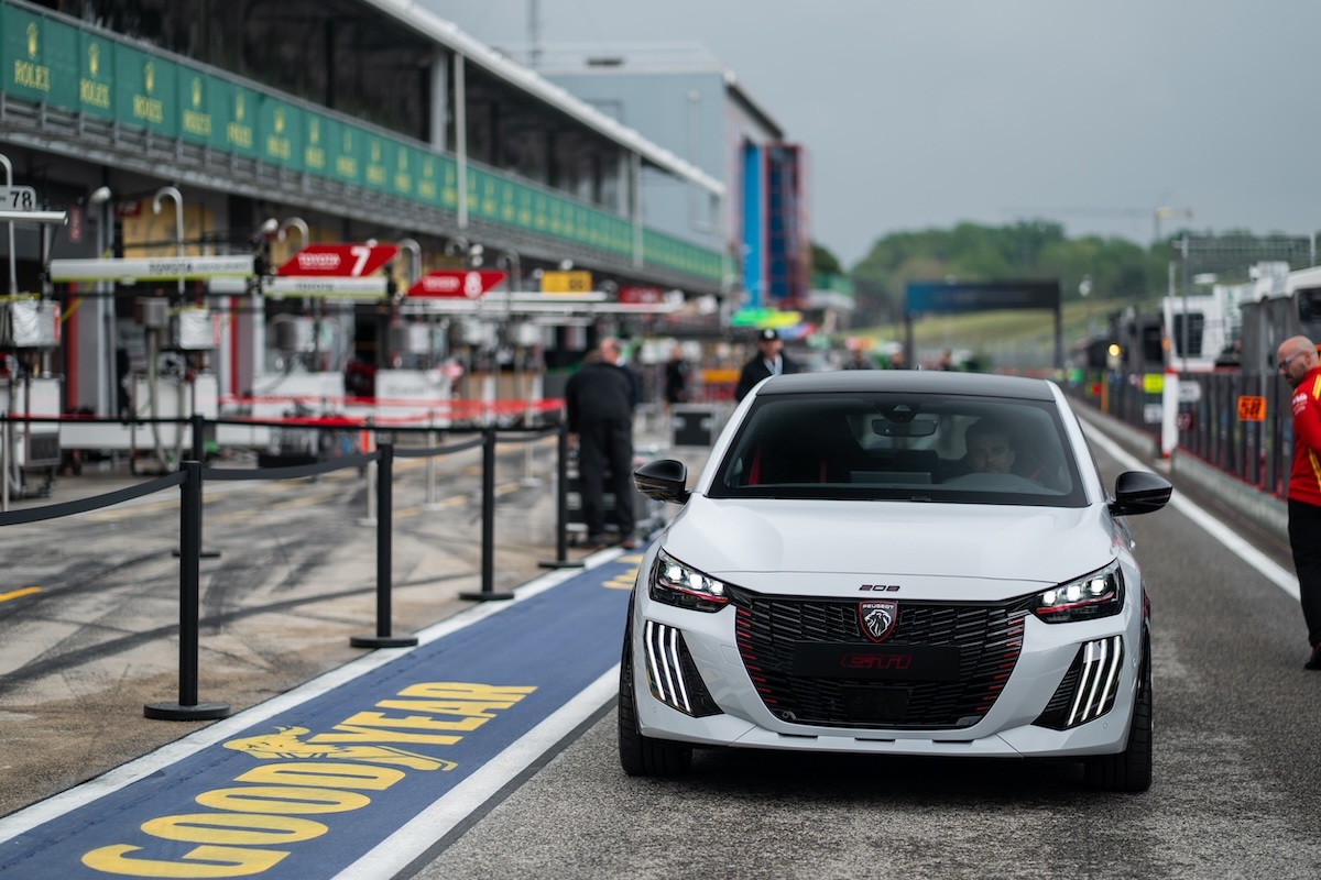 Peugeot 208 GTi torna e diventa elettrica: 280 CV e anima sportiva Peugeot 208 GTi torna e diventa elettrica: 280 CV e anima sportiva