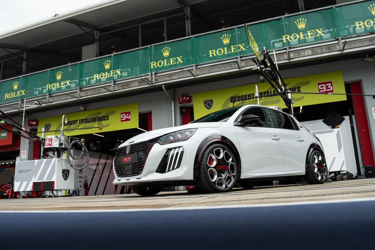 Peugeot 208 GTi torna e diventa elettrica: 280 CV e anima sportiva Peugeot 208 GTi torna e diventa elettrica: 280 CV e anima sportiva