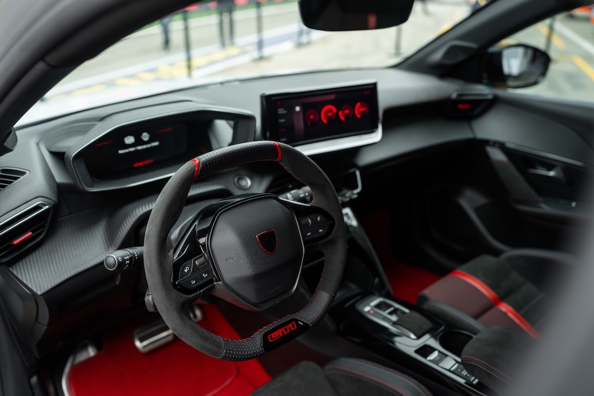 Peugeot 208 GTi torna e diventa elettrica: 280 CV e anima sportiva Peugeot 208 GTi torna e diventa elettrica: 280 CV e anima sportiva