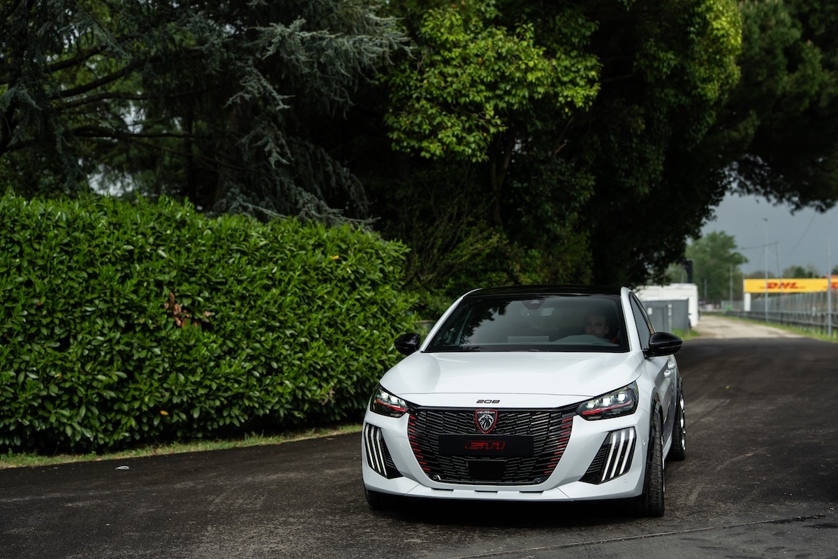 Peugeot 208 GTi torna e diventa elettrica: 280 CV e anima sportiva Peugeot 208 GTi torna e diventa elettrica: 280 CV e anima sportiva