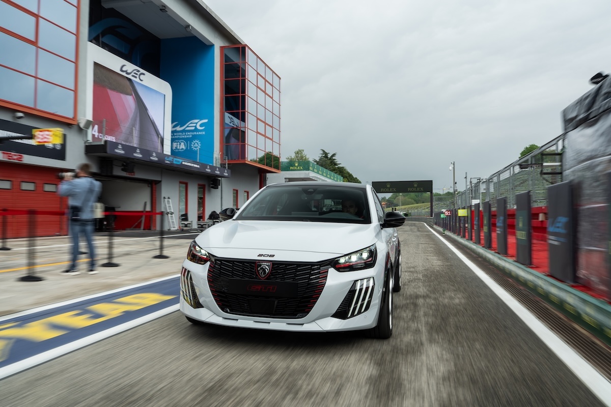 Peugeot 208 GTi torna e diventa elettrica: 280 CV e anima sportiva Peugeot 208 GTi torna e diventa elettrica: 280 CV e anima sportiva