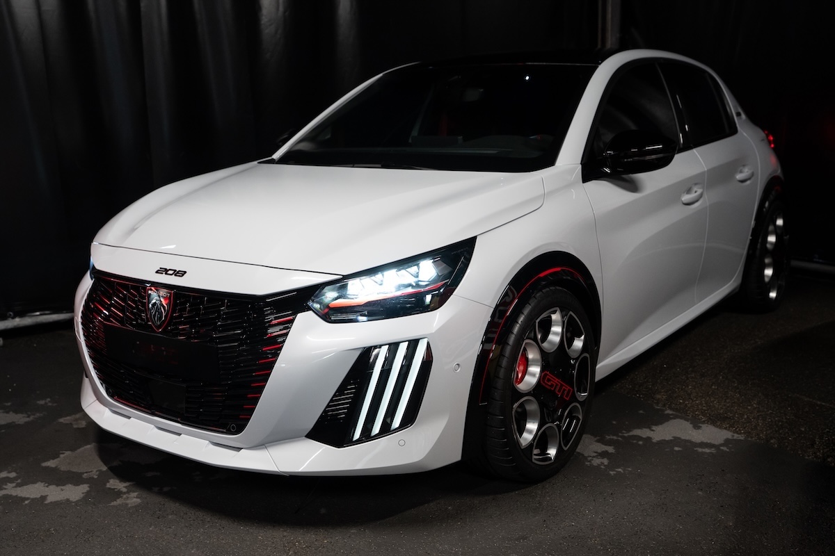 Peugeot 208 GTi torna e diventa elettrica: 280 CV e anima sportiva Peugeot 208 GTi torna e diventa elettrica: 280 CV e anima sportiva