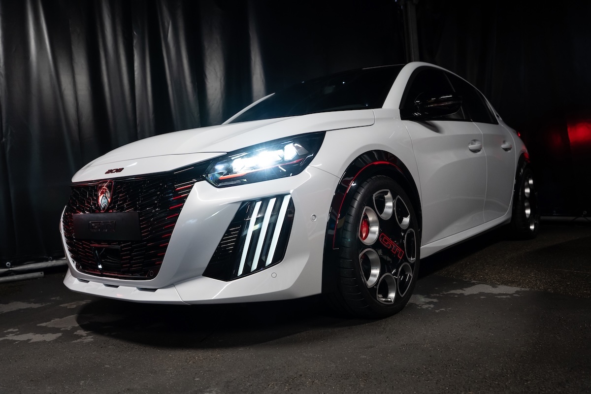 Peugeot 208 GTi torna e diventa elettrica: 280 CV e anima sportiva Peugeot 208 GTi torna e diventa elettrica: 280 CV e anima sportiva