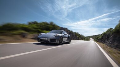 Porsche frena nel 2026, ma 911 e Cayenne tengono il mercato