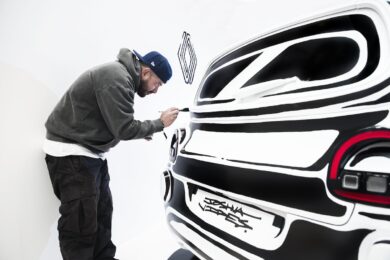 Twingo E-Tech Electric incontra la pop art di Joshua Vides