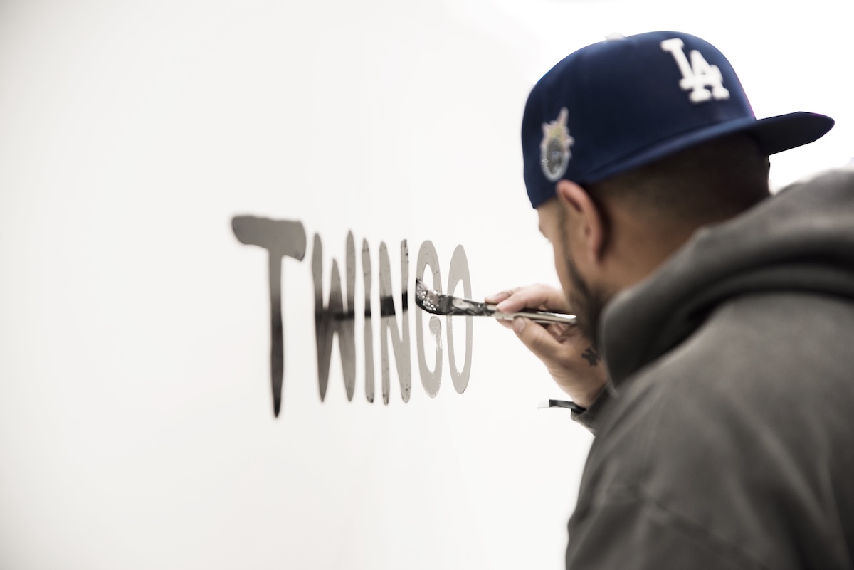 Twingo E-Tech Electric incontra la pop art di Joshua Vides