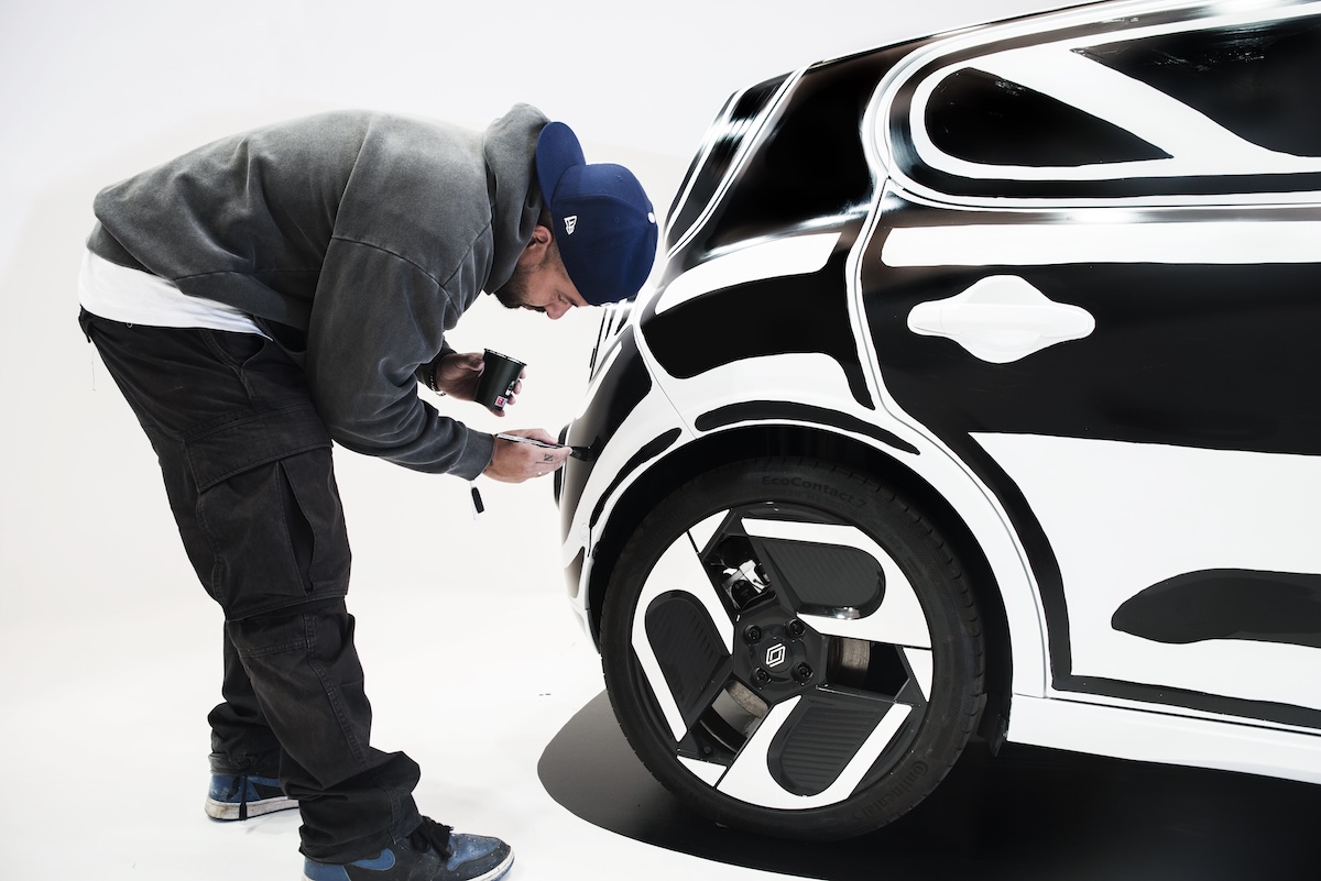 Twingo E-Tech Electric incontra la pop art di Joshua Vides