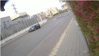 Israele, colpita dalle schegge mentre sta salendo in auto: donna grave a Petah Tikva. Il video