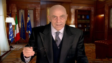 Crozza-Crosetto: “Non siamo una nazione, siamo un semaforo”