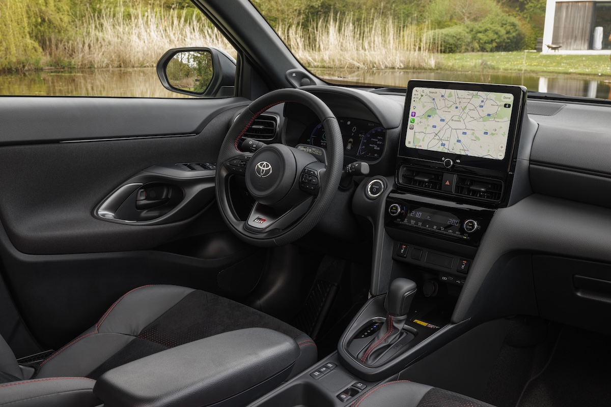 Yaris Cross cambia look: Toyota aggiorna il suo B-SUV ibrido