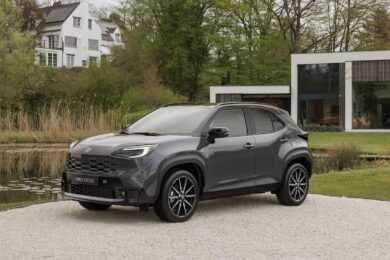 Yaris Cross cambia look: Toyota aggiorna il suo B-SUV ibrido