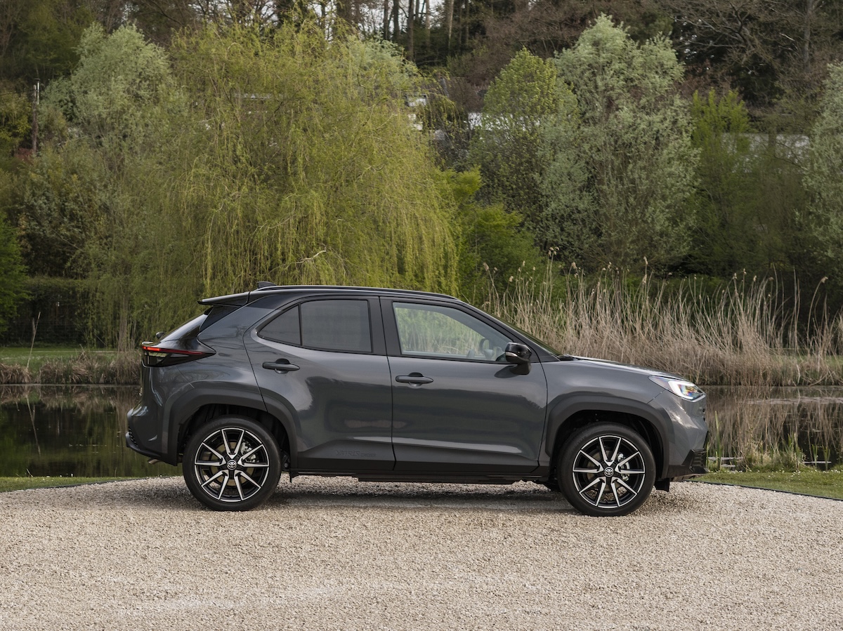 Yaris Cross cambia look: Toyota aggiorna il suo B-SUV ibrido