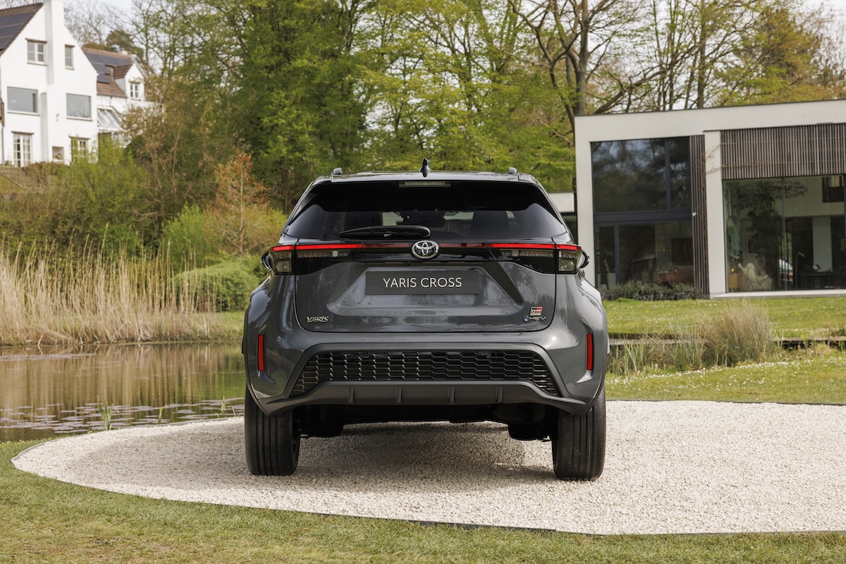 Yaris Cross cambia look: Toyota aggiorna il suo B-SUV ibrido