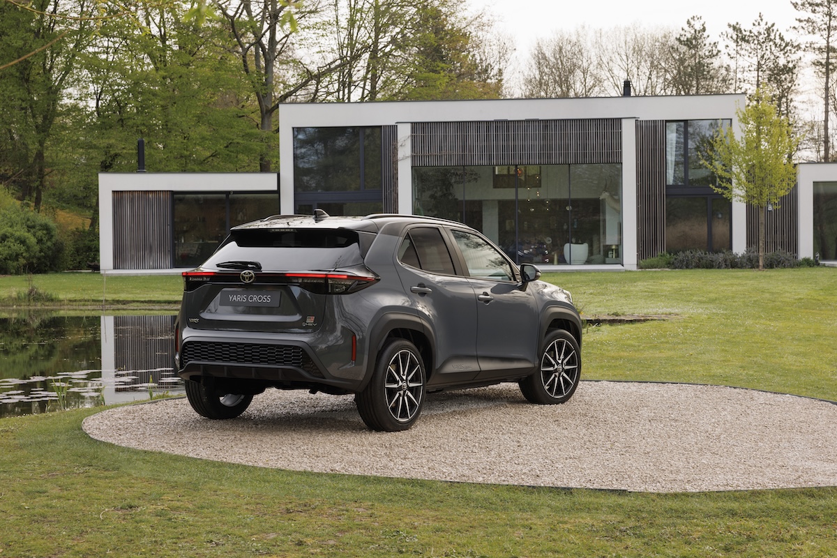 Yaris Cross cambia look: Toyota aggiorna il suo B-SUV ibrido