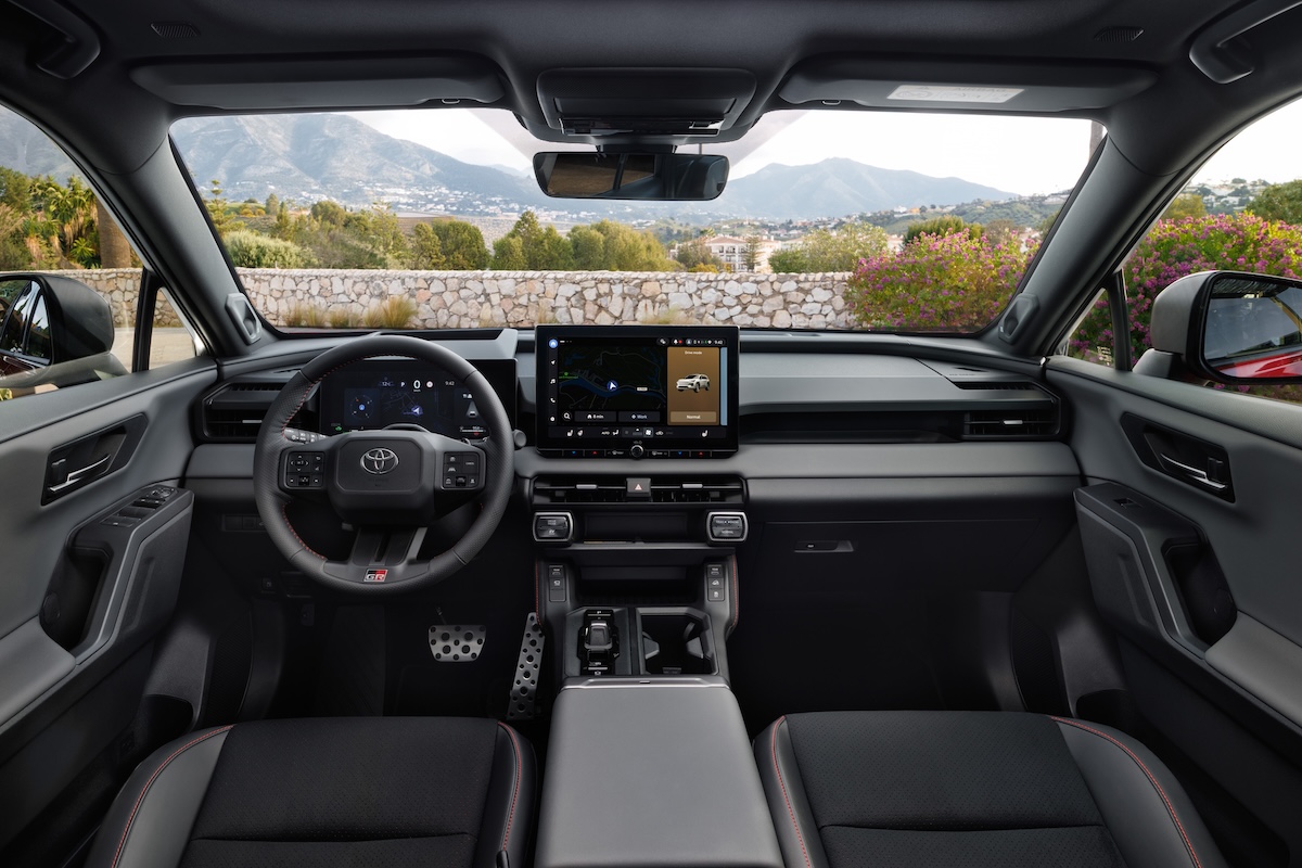 Toyota RAV4 2026, la sesta serie rilancia il SUV ibrido globale