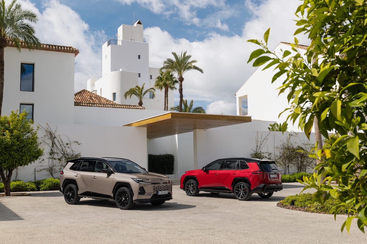 Toyota RAV4 2026, la sesta serie rilancia il SUV ibrido globale