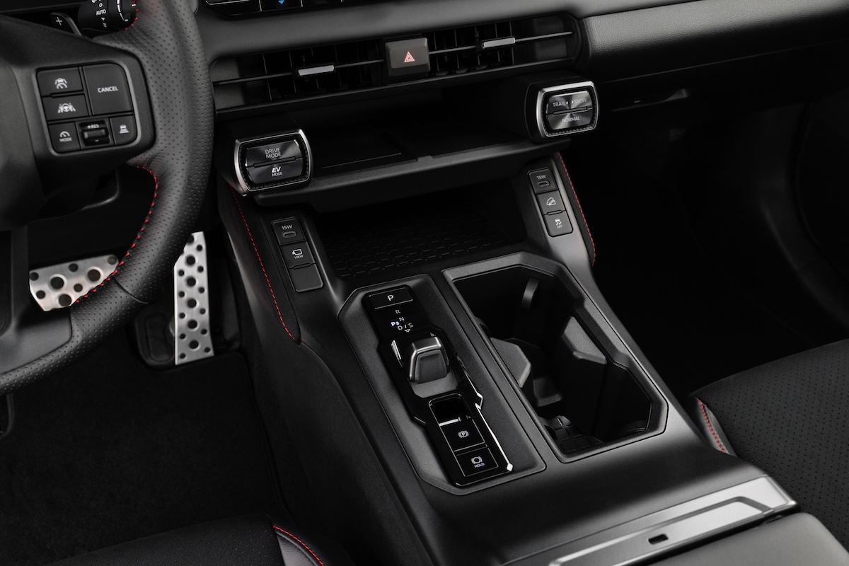 Toyota RAV4 2026, la sesta serie rilancia il SUV ibrido globale