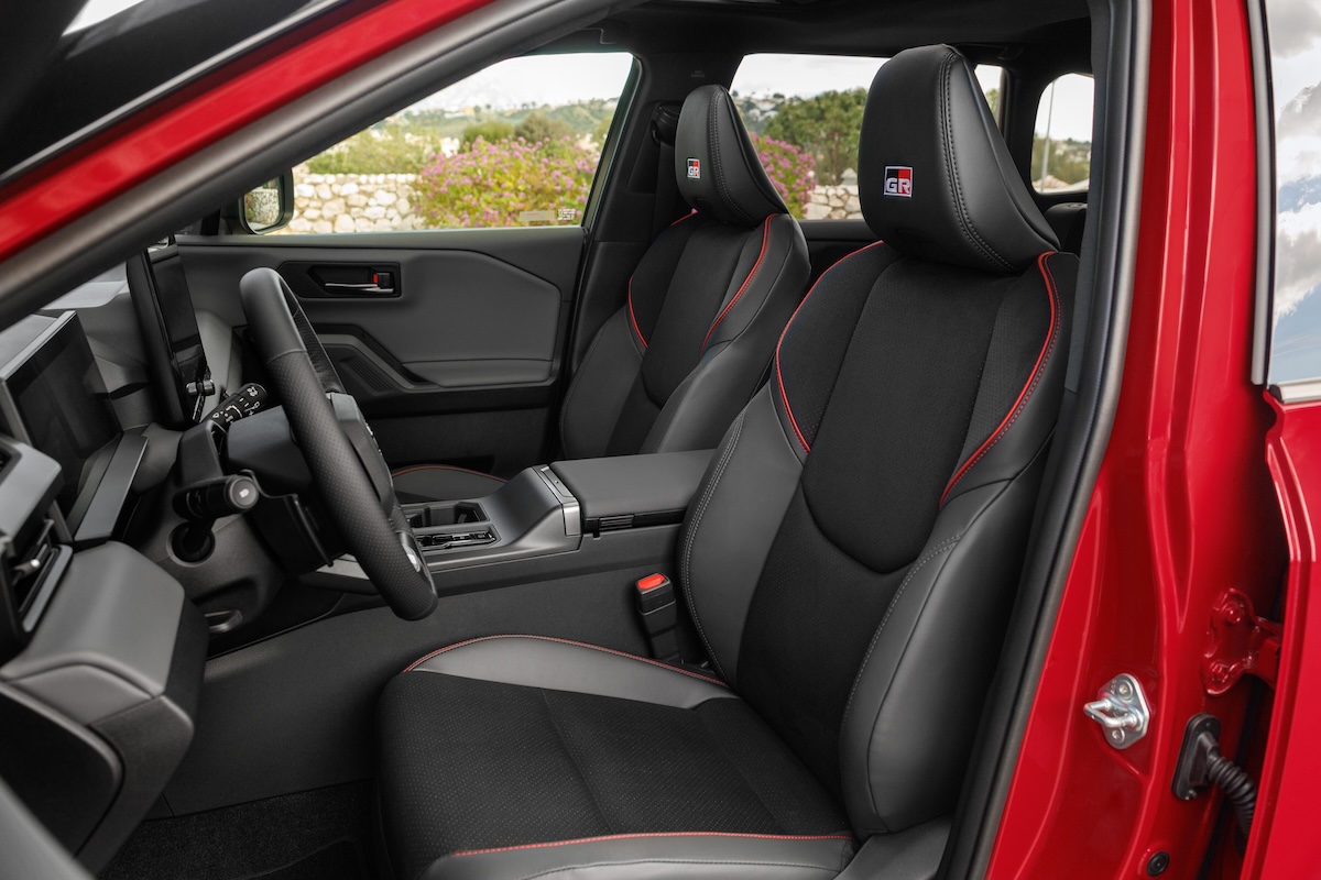 Toyota RAV4 2026, la sesta serie rilancia il SUV ibrido globale