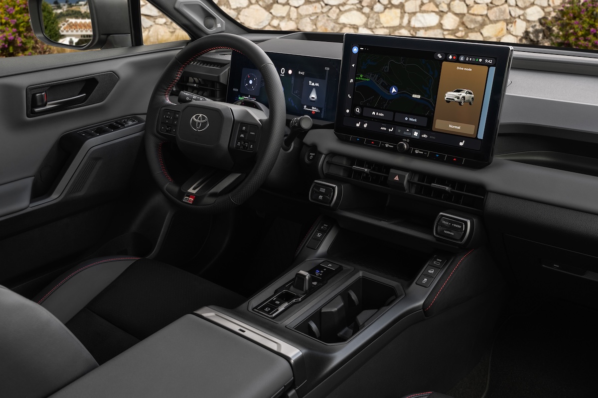 Toyota RAV4 2026, la sesta serie rilancia il SUV ibrido globale