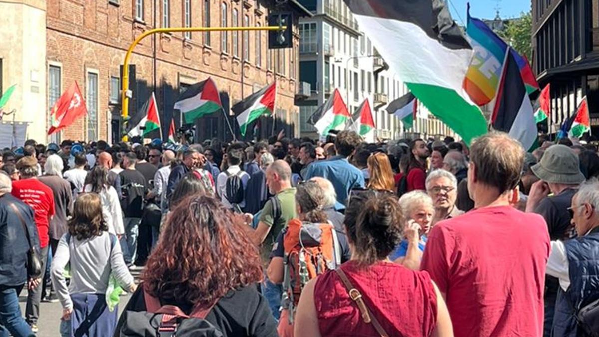 25 aprile, Milano spaccata in quattro: cori ProPal, Brigata Ebraica costretta ad abbandonare il corteo 25 aprile, Milano spaccata in quattro: cori ProPal, Brigata Ebraica costretta ad abbandonare il corteo