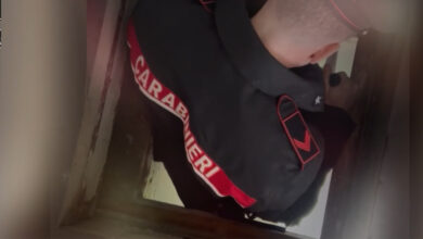 Scavano sotto il pavimento e trovano un bunker: cosa c’era dentro