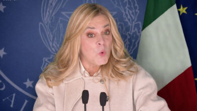 Crozza-Meloni euforica dopo gli attacchi di Trump: “Mi ha fatto rinascere”
