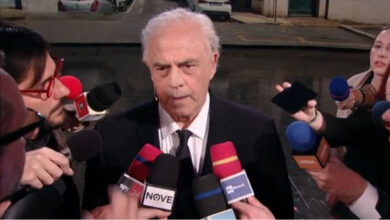 Crozza-Piantedosi: “Nessuni favoritismo, solo il curriculum… sempre il curriculum”