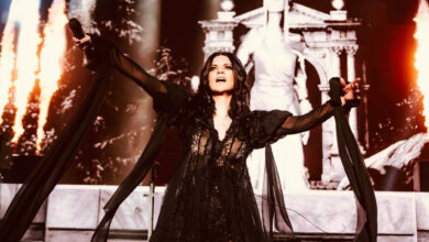 Laura Pausini blocca il live e bacchetta i fan: “Almeno fingete di cantare”