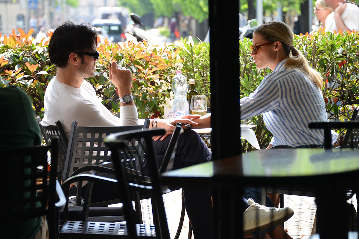 Michelle Hunziker e Giulio Berruti, le prime foto della nuova coppia sul lago di Como. Sorrisi, carezze e baci appassionati – FOTO