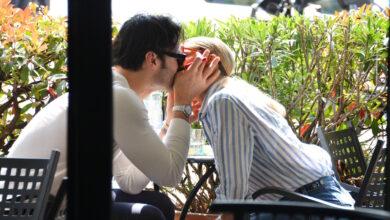 Michelle Hunziker e Giulio Berruti, le prime foto della nuova coppia sul lago di Como. Sorrisi, carezze e baci appassionati – FOTO