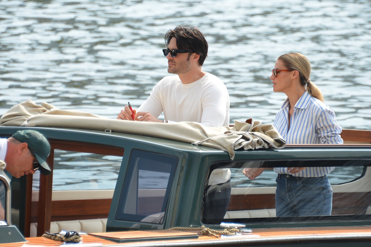 Michelle Hunziker e Giulio Berruti, le prime foto della nuova coppia sul lago di Como. Sorrisi, carezze e baci appassionati – FOTO