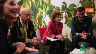 Commissario Ue all’Agricoltura Hansen indossa spilla “Make wine, not war” di Coldiretti al Vinitaly