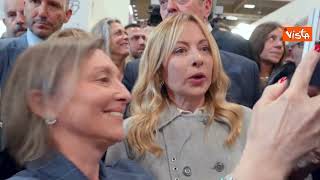 Bagno di folla, brindisi e selfie, la visita della premier Meloni al Vinitaly
