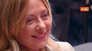 Meloni si siede sul divano al Salone Internazionale del Mobile a Milano