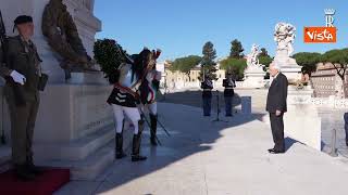 Mattarella depone una corona d’alloro a Altare della Patria per l’81° Anniversario della Liberazione