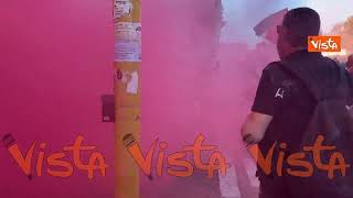 Fumogeni coprono la manifestazione del 25 aprile a Roma