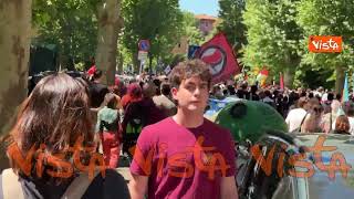 Tamburi e striscione ‘Buon Venticinque aprile’ al corteo del 25 aprile a Roma