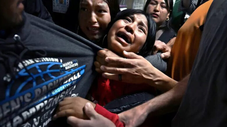 immagine 'Separated by Ice' scattata dalla fotografa Carol Guzy per il 'Miami Herald'