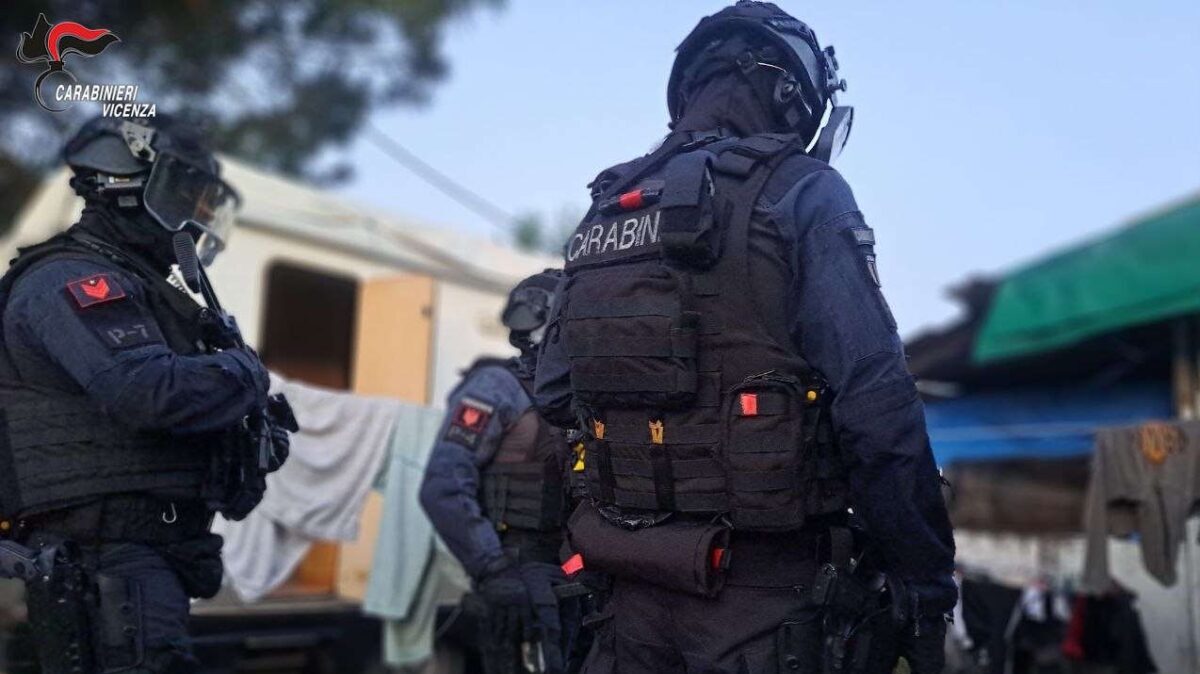 Maxi blitz dei Carabinieri a Vicenza, smantellata una rete di criminali di matrice sinta: il video dell’operazione Maxi blitz dei Carabinieri a Vicenza, smantellata una rete di criminali di matrice sinta: il video dell’operazione