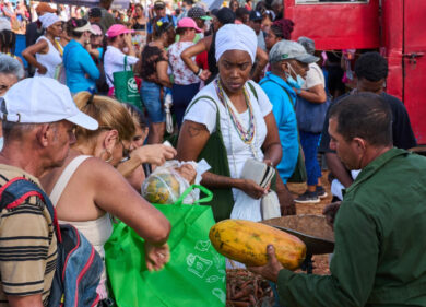 Cuba, Trump offre 100 milioni di aiuti ma intanto avvicina la portaerei. Così vuole prendersi L’Avana